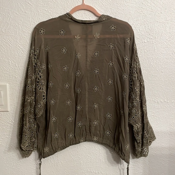 Johnny Was Merissa Floral Eyelet Crop Martini Olive Top Size Medium - Picture 5 of 6